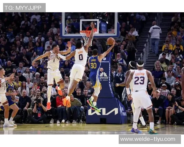 布克上半场表现平平难以支撑球队14投6中仅得17分三分球全失 布克上半场表现平平难以支撑球队14投6中仅得17分三分球全失