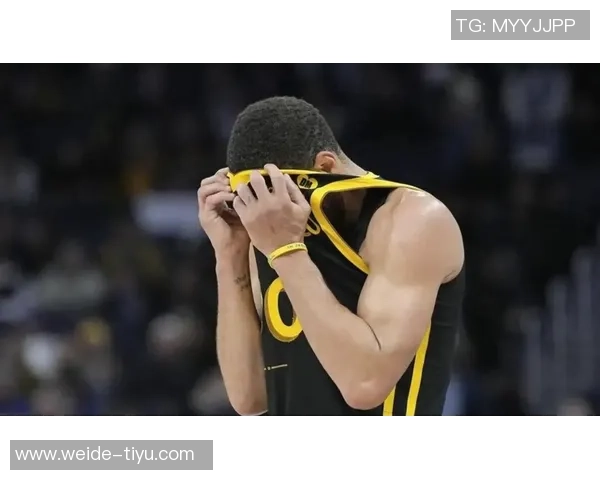 库里股四头肌受伤赛后痛苦一瘸一拐离场引发球迷担忧