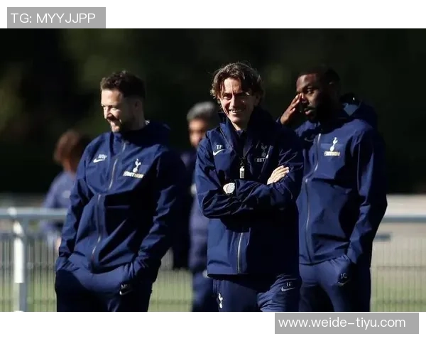 热刺主场失利西汉姆新援索萨赛后更衣室与队友互动 热刺主场失利西汉姆新援索萨赛后更衣室与队友互动